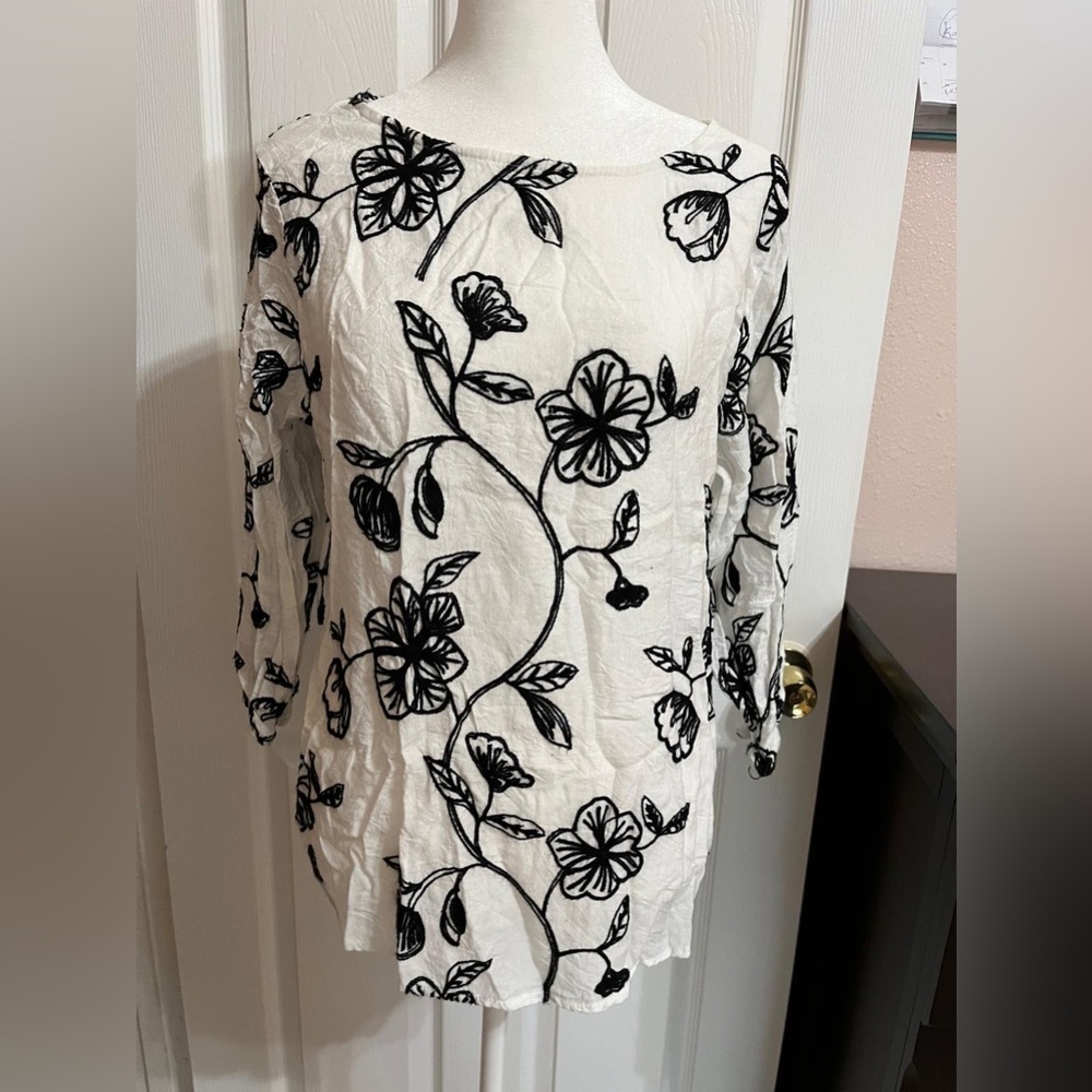 (U) Kindred white blouse with black embroidered flowers
